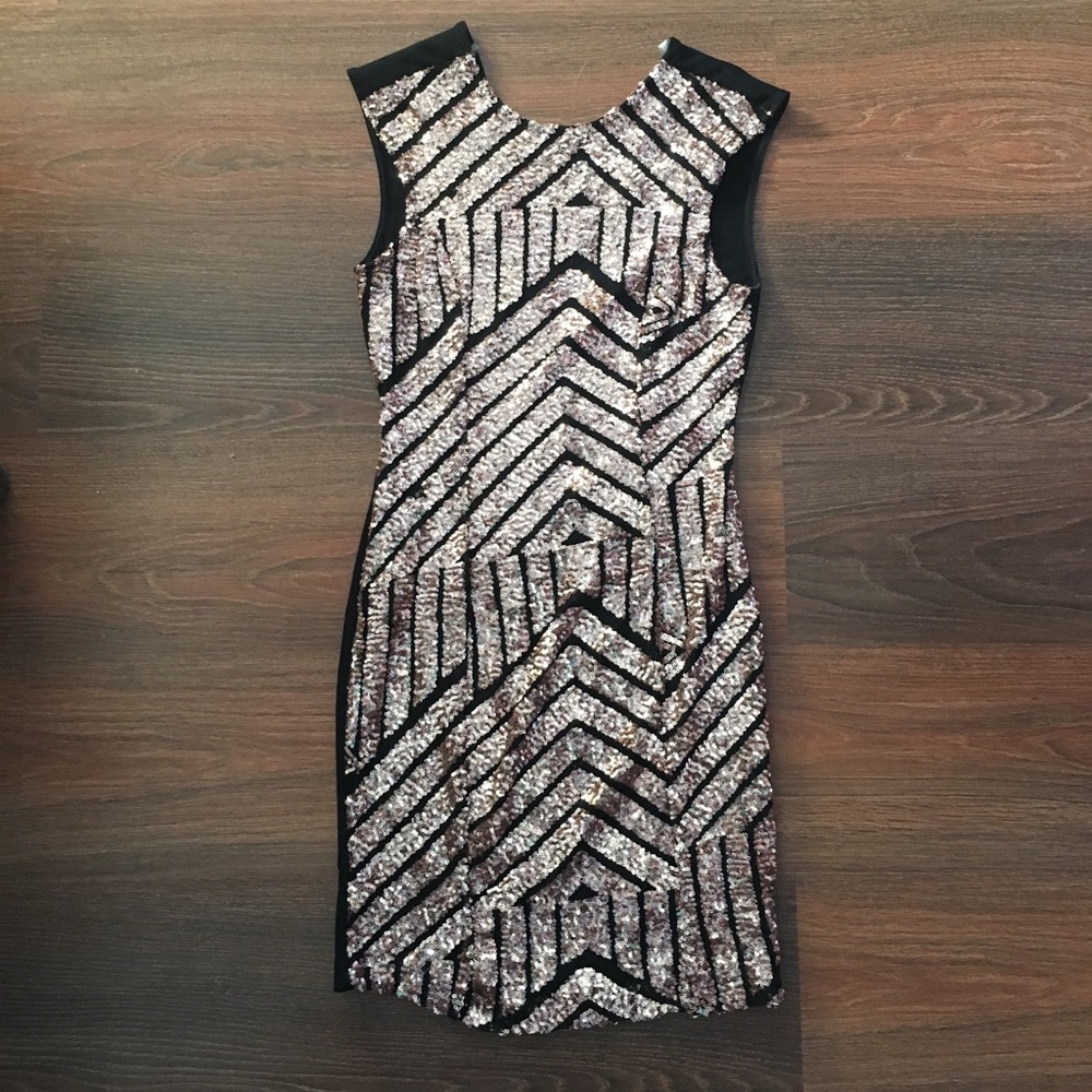 Good sequins dress. Size M. New without tags